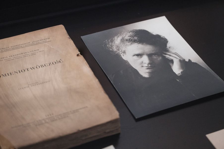 zdjęcie M. Skłodowskiej i okładki jej ksiażki