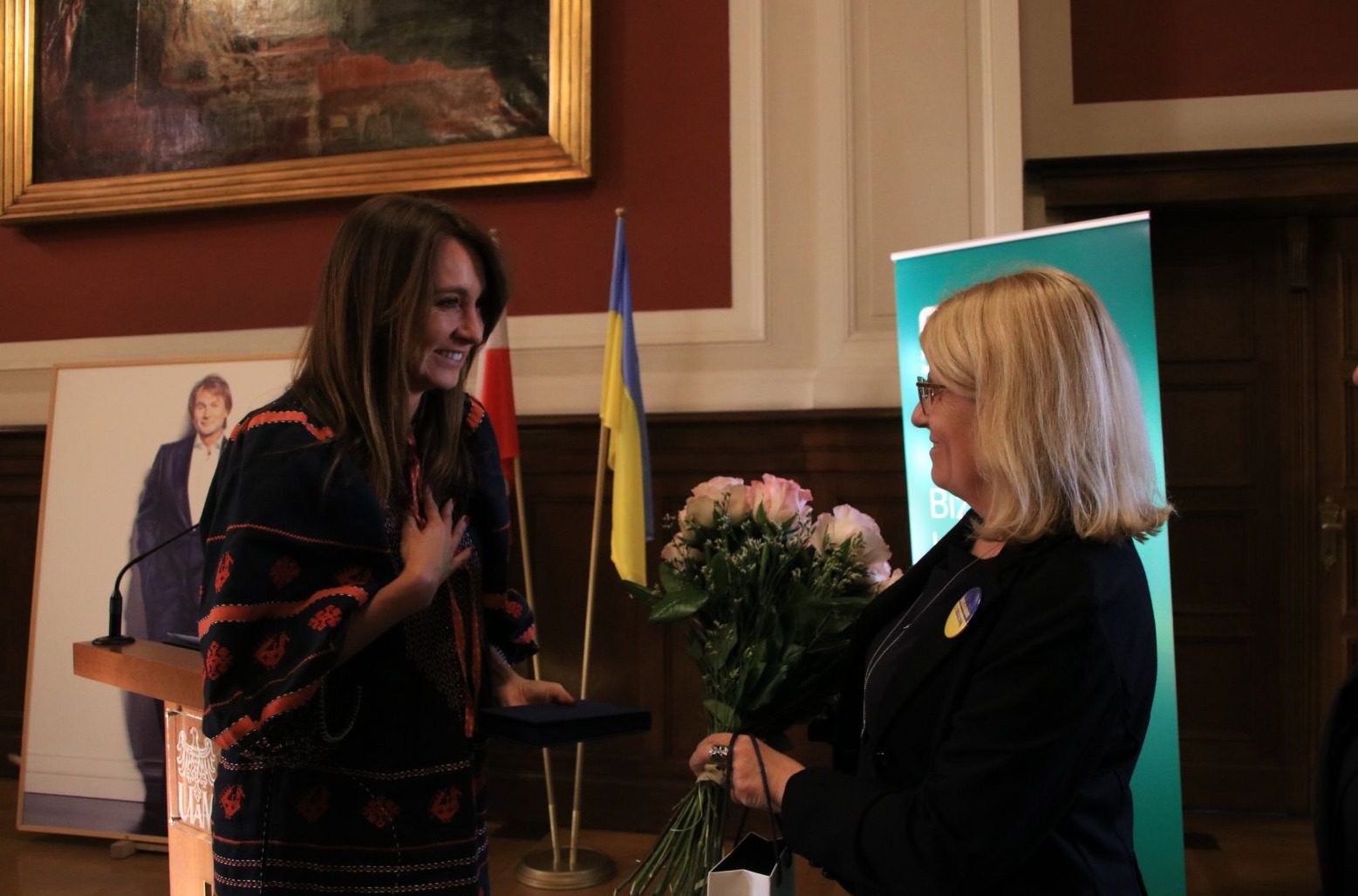 moment wręczenia kwiatów p. Prezes D. Kulczyk przez JMR prof. B. Kaniewską