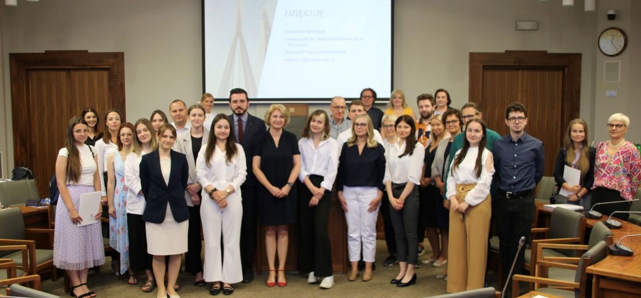 w sali Senatu UAM grupowe zdjęcie wszystkich laureatów z p. Rektor Wójcik