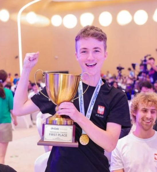 na zdjęciu zdobywca złotego medalu ze swoim trofeum