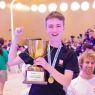 na zdjęciu zdobywca złotego medalu ze swoim trofeum