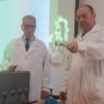 prezentacja reakcji chemicznej przez dwóch naukowców