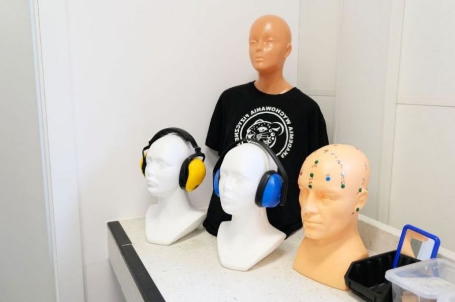 zdjęciu ilustarcyjne - głowy manekinów ze słuchawkami