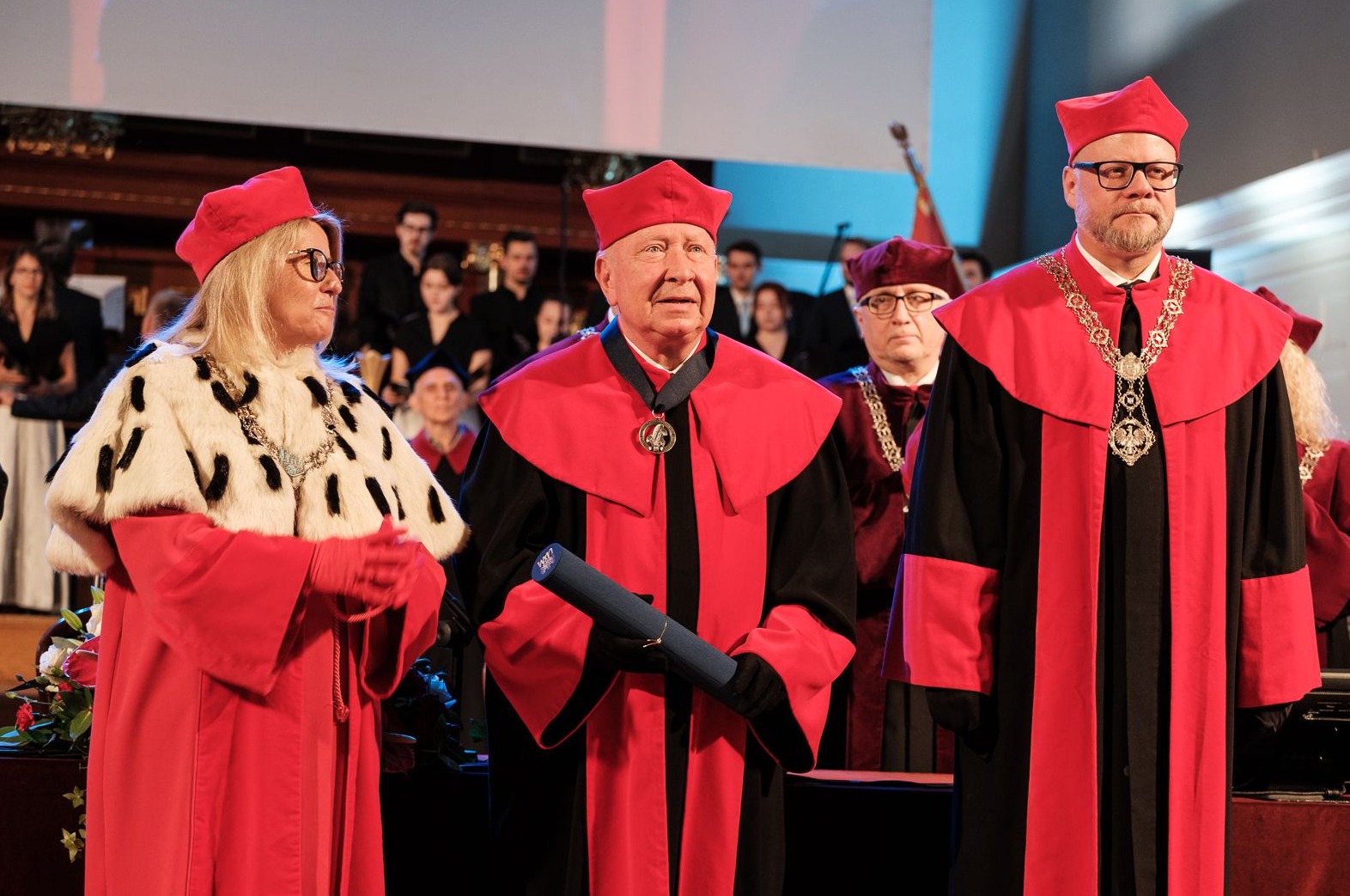 laureat medalu prof. M. Karoński na scenie z JM Rektor porf. B. Kaniewska i prof. K. Dyczkowskim Dziekanem WMiI