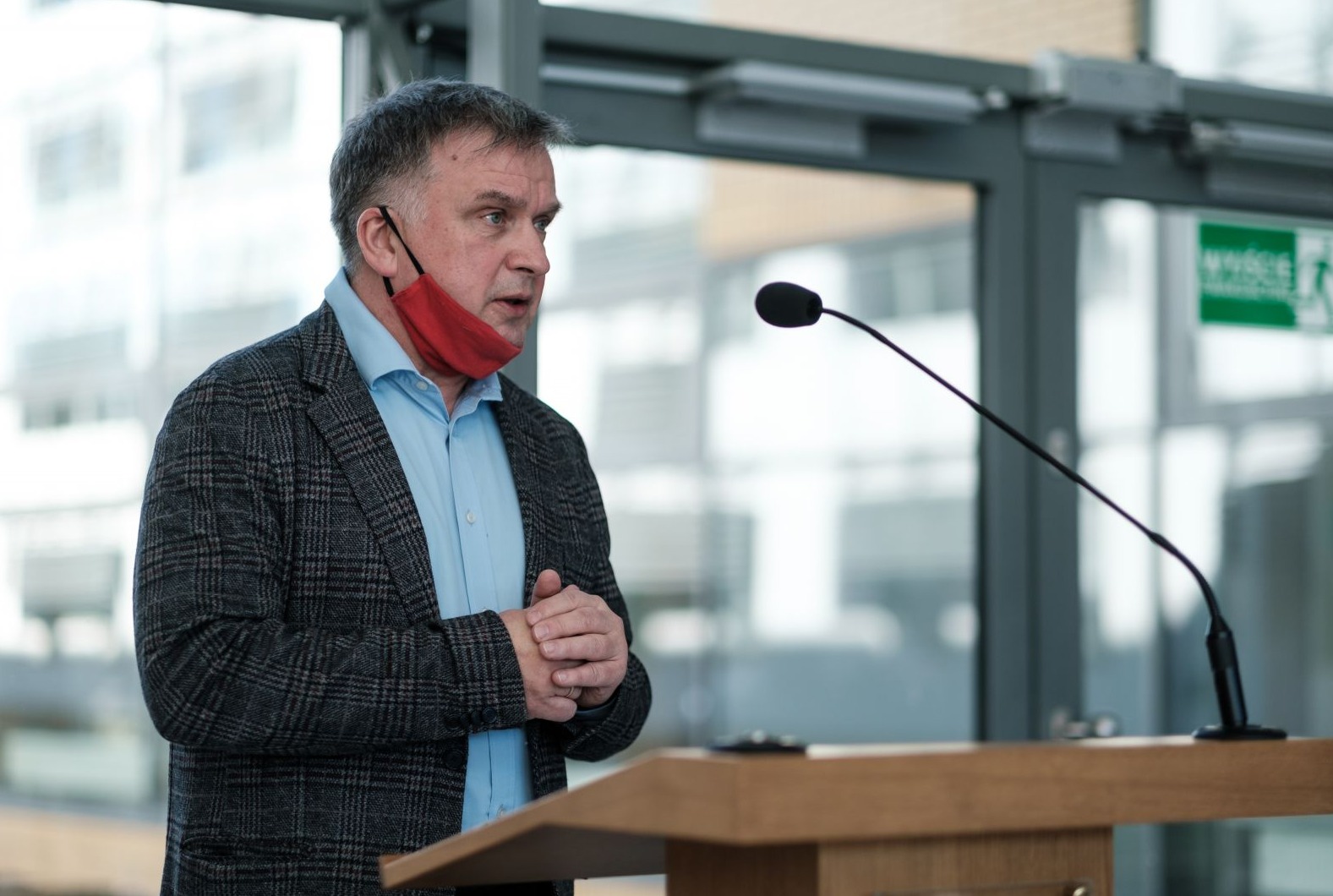 na zdjęciu p. Dziekan W. Chemii prof. Maciej Kubicki