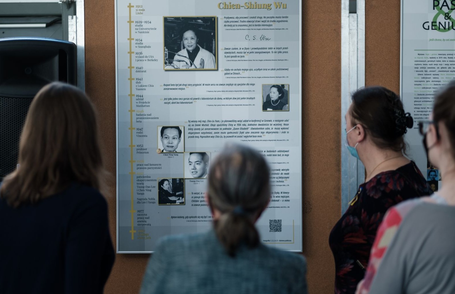 na zdjęciu zwiedajcy przy dwóch plakatach kobiet z wystawy