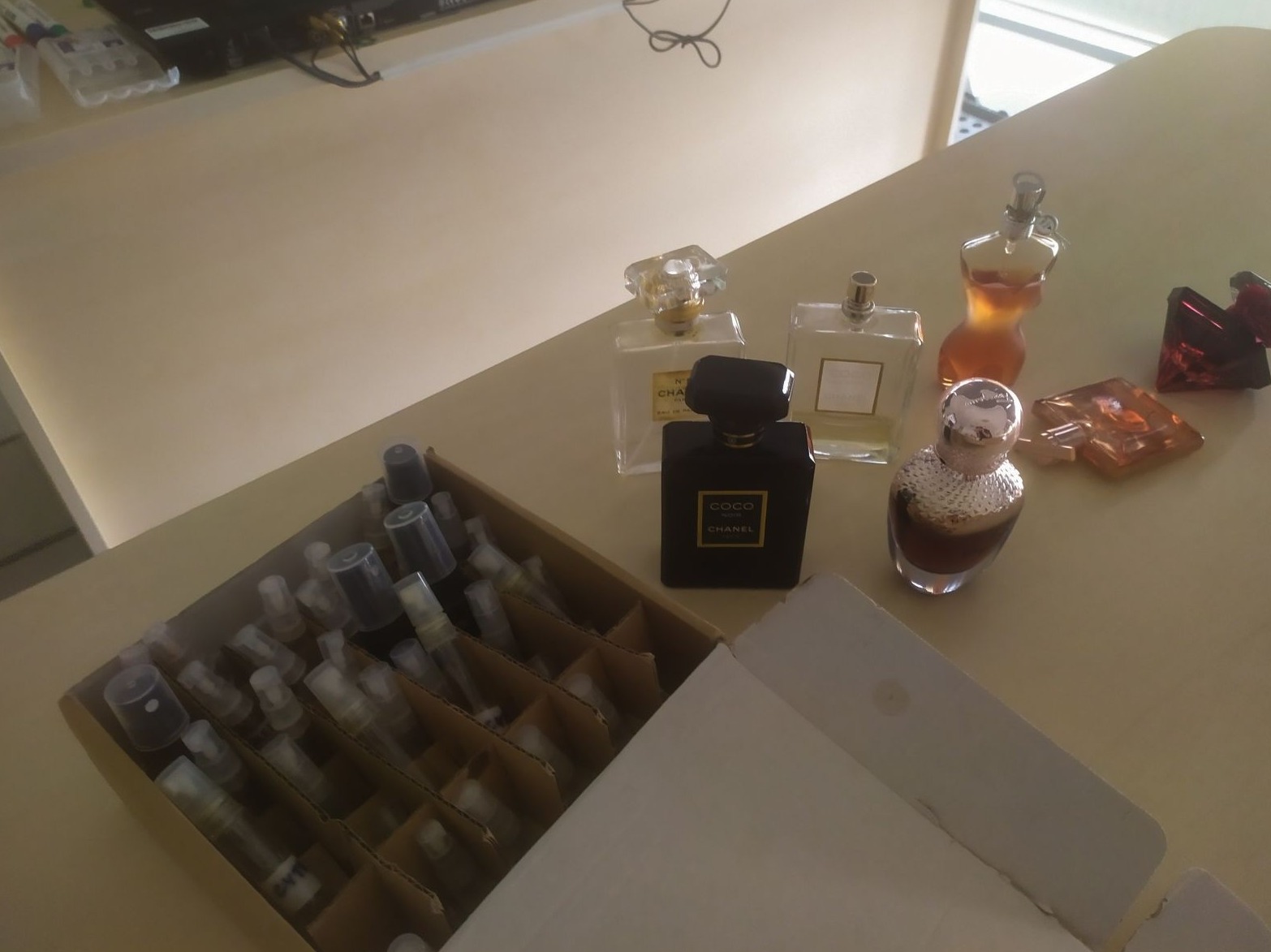 perfumy damskie przygotowane w laboratorium do doświadczen