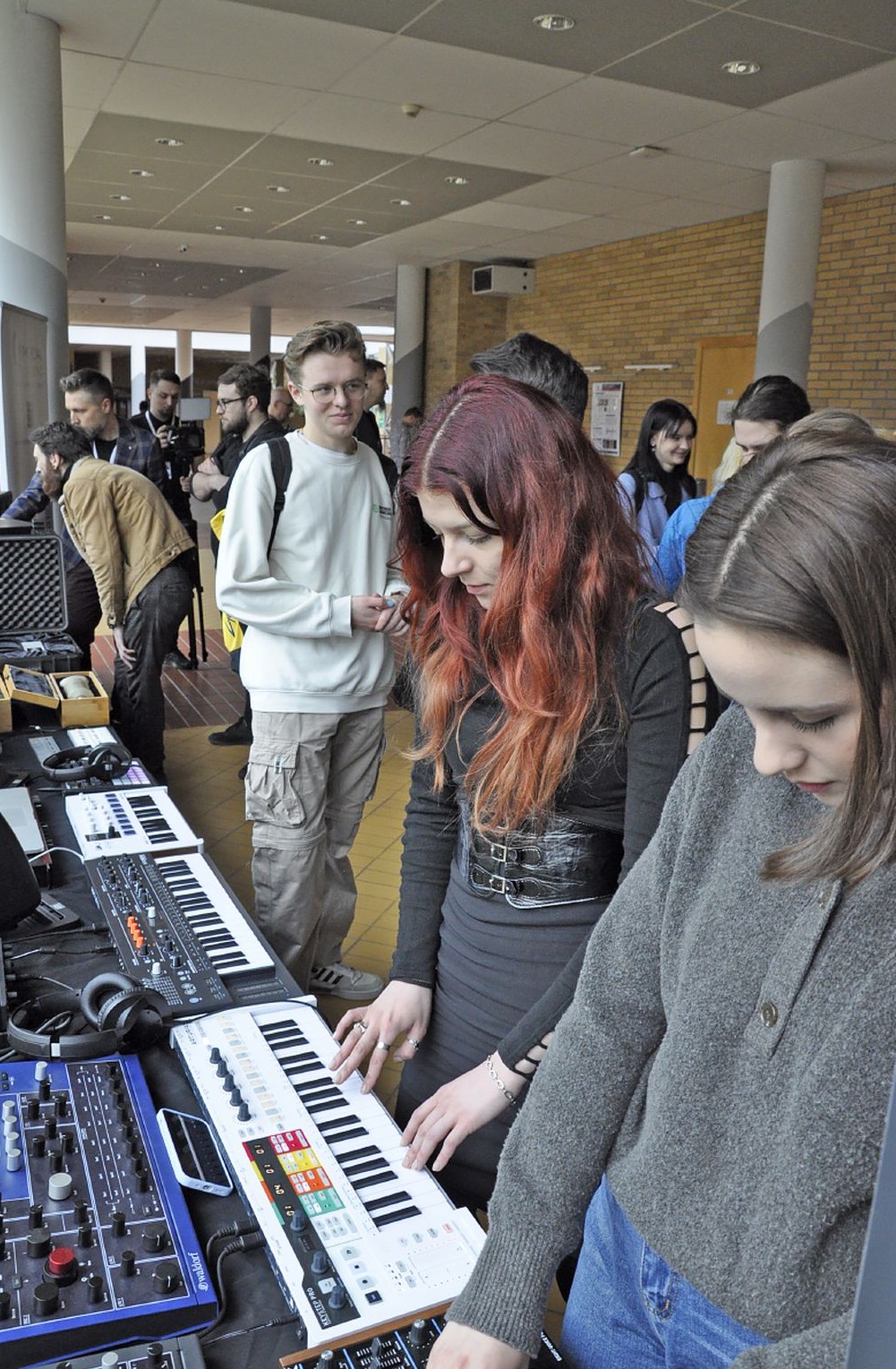 na zdjęciu studenki próbujące grać na pomiarowym sprzęcie grającym sprzęt grający