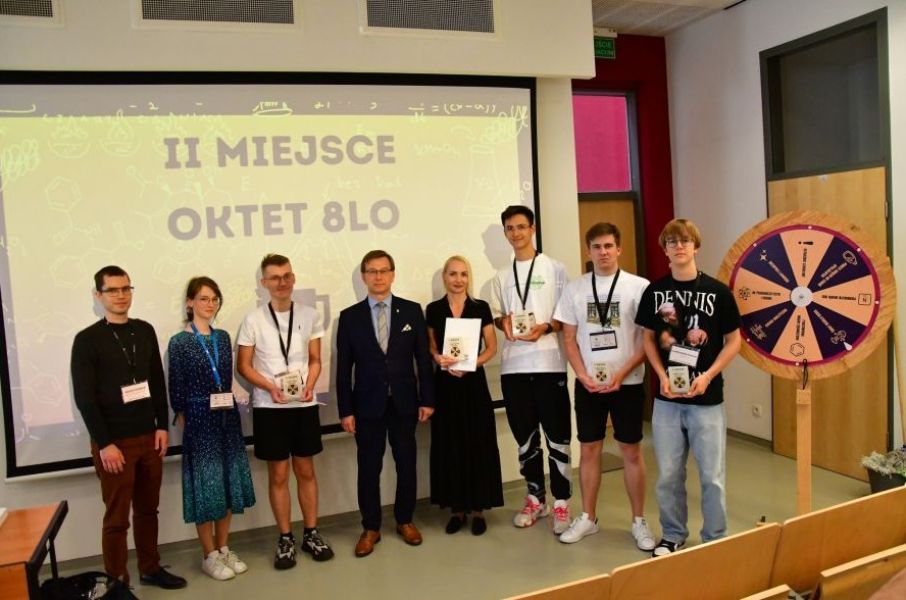 wspólne zdjęcie laureatów i władz Wydziału Chemii