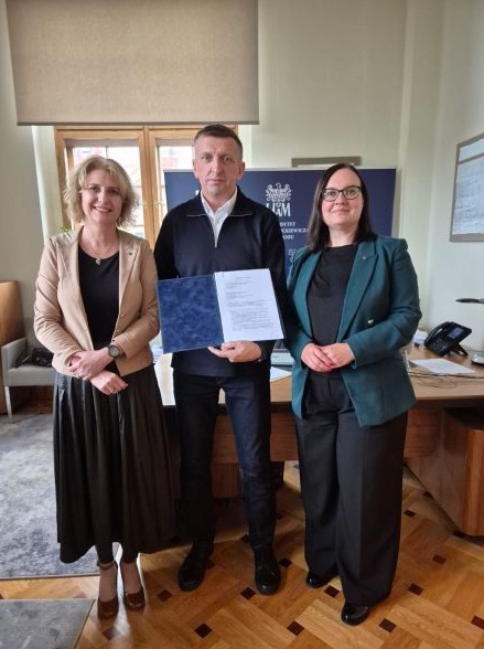 na zdjęciu p. prorektor UAM prof. J. Wójcik, p. prodziekan WMiI prof. E. Jusakowiak oraz p. dyrektor LO M. Grefling 