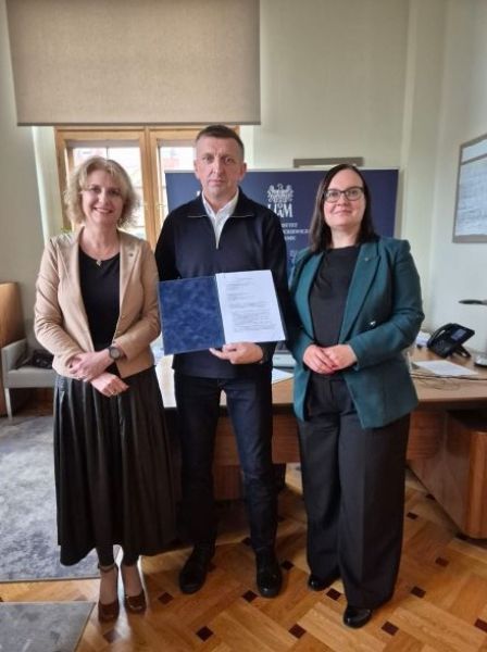 na zdjęciu p. prorektor UAM prof. J. Wójcik, p. prodziekan WMiI prof. E. Jusakowiak oraz p. dyrektor LO M. Grefling 
