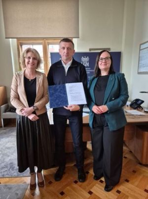 na zdjęciu p. prorektor UAM prof. J. Wójcik, p. prodziekan WMiI prof. E. Jusakowiak oraz p. dyrektor LO M. Grefling 
