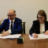 moment podpisywania porozumienia przez Prorektora prof. M. Banaszaka i p. Prezes z firmy Żabka