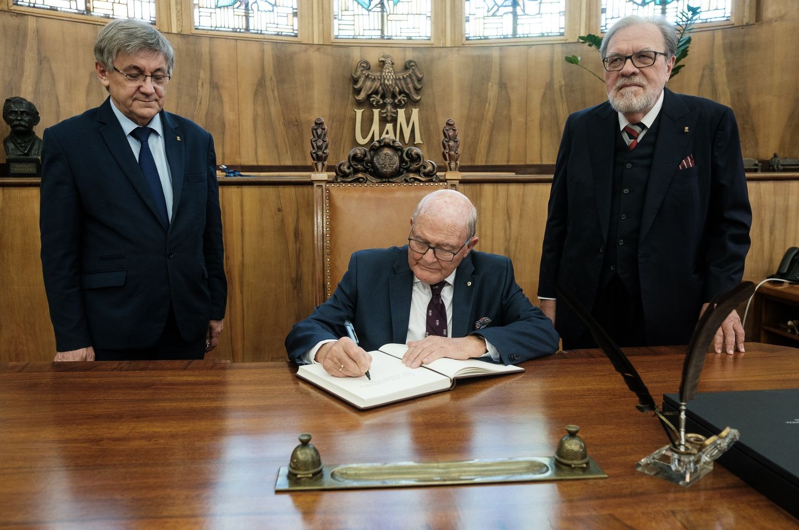 prof. Legocki wpisuje się w gabinecie JM Rektor w ksiegę pamiatkową , w towarzystwie Prorektora prof. T. Wallasa i Prof. A. Lesickiego