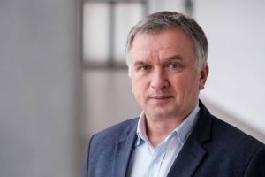 na zdjęciu p. dziekan W. Chemii prof. Maciej Kubicki