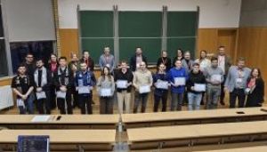 na zdjeciu uczestnicy sesji posterowej