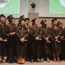 grupowe zdjęcie na scenie wszystkich absolwentów programu