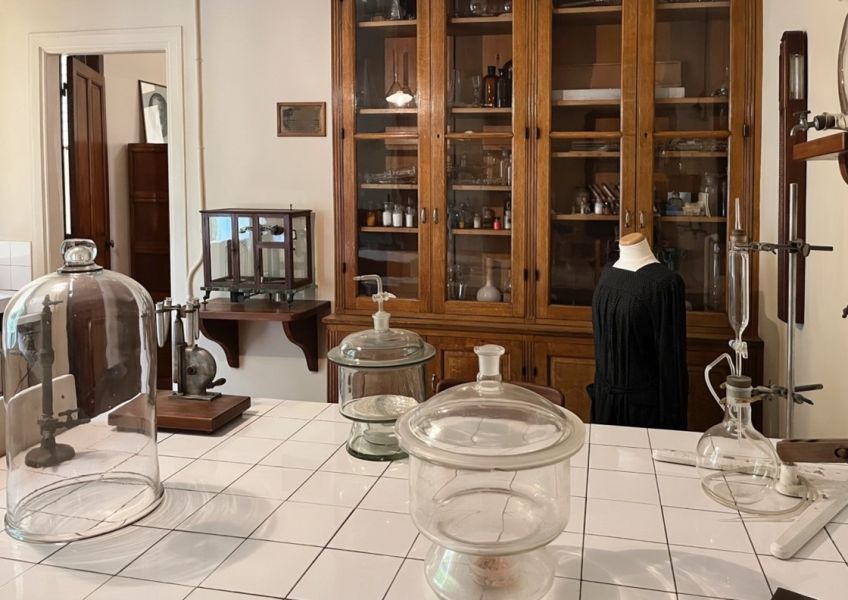 reprodukcja laboratorium M. Curie w jej muzeum w Paryżu