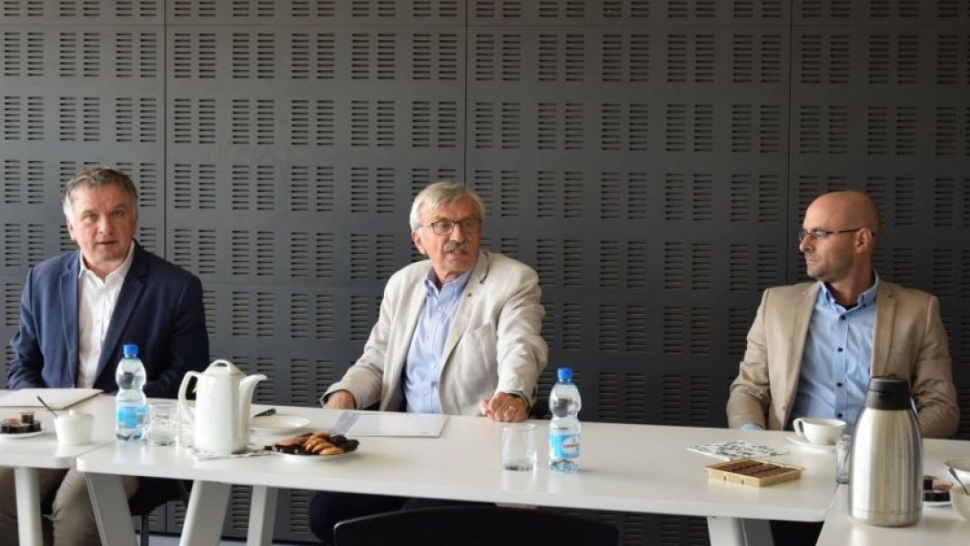 na zdjęciu przy stole siedzą i prowadzą dyskusję Dziekan Wydziału Chemii prof. M. Kubicki, Dyrektor CZT prof. B. Marciniak i z-ca Dyrektora CZT prof. Stefankiewicz