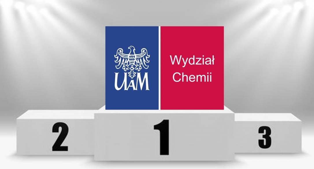 na zdjęciu białe podium a na najwyższym stopniu z lewej strony granatowe logo UAM a obok czerwone logo z napisem Wydział Chemii 