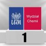 na zdjęciu białe podium a na najwyższym stopniu z lewej strony granatowe logo UAM a obok czerwone logo z napisem Wydział Chemii 