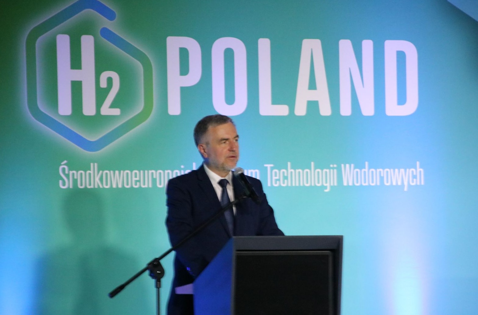 na tle baneru H2O przemawia marszałek M. Woźniak