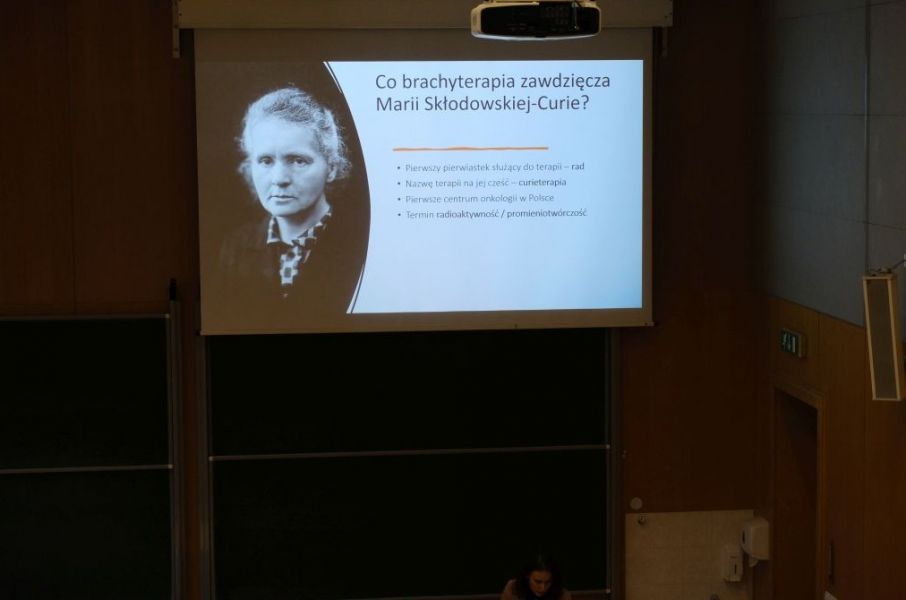 slajd z podobizną M. Curie-Skłodowskiej podczas sympozjum