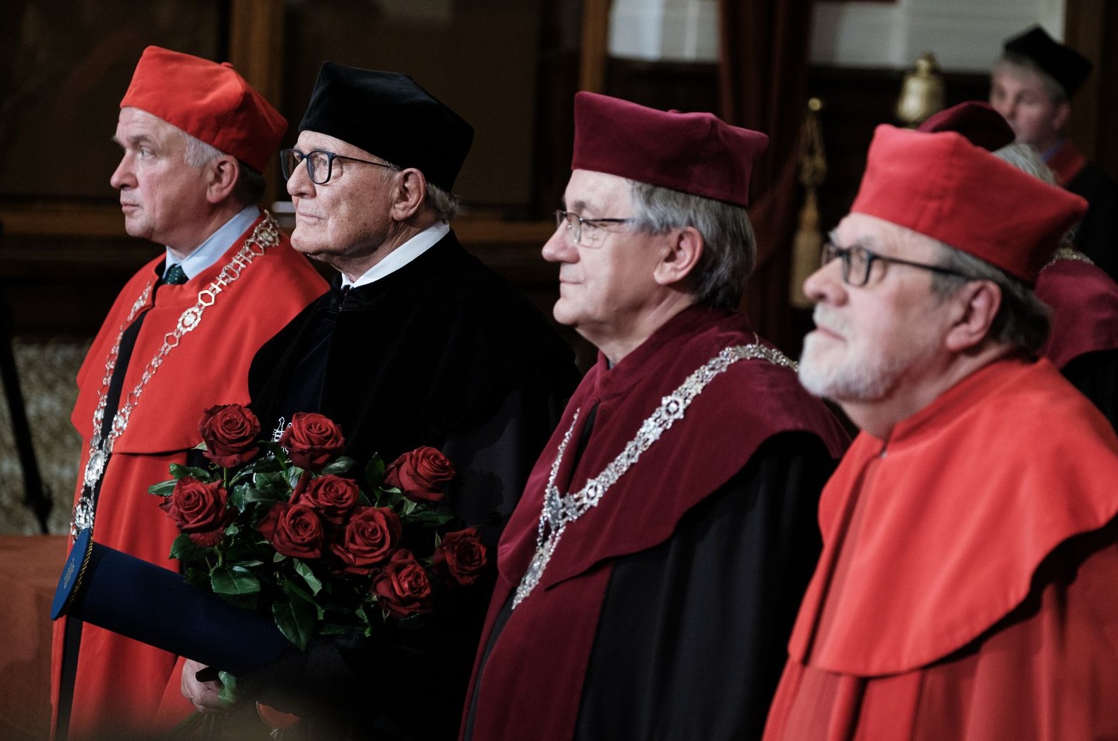 na zdjęciu uhonorowany dyplomem i kwiatami prof. Legocki w towarzystwie Prorektora prof. T. Wallasa, Dziekana W. Chemii prof. M. Kubickiego oraz prof. A. Lesickiego