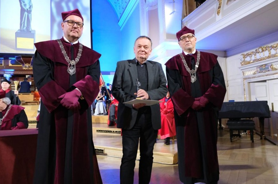 na zdjęciu prof. Tomasz Łuczak w towarzystwie p. prorektora prof. P. Pawlucia i prof. R. Witkowskiego
