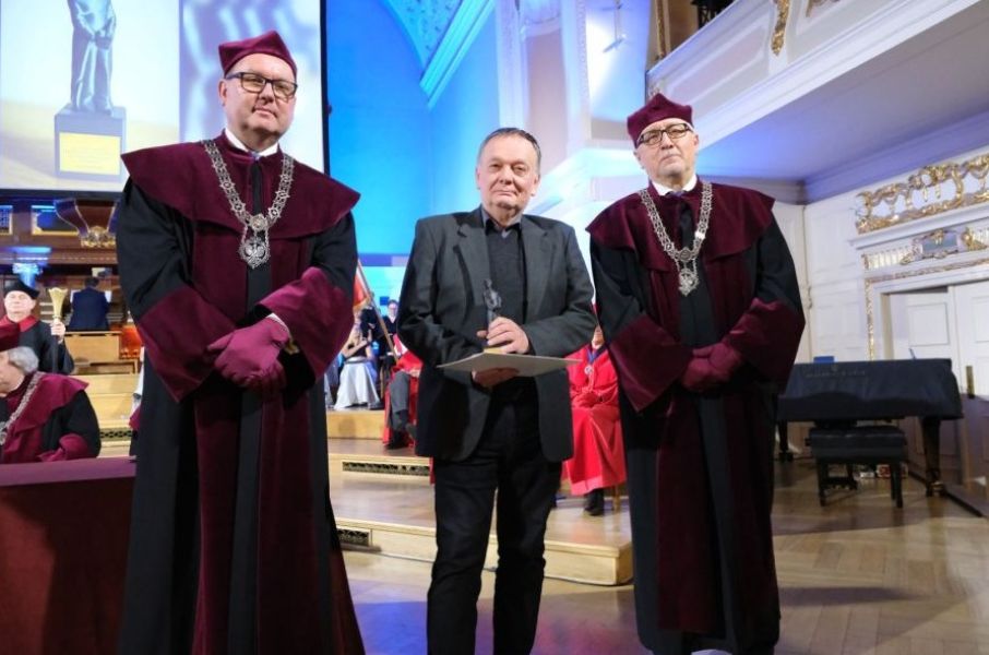 na zdjęciu prof. Tomasz Łuczak w towarzystwie p. prorektora prof. P. Pawlucia i prof. R. Witkowskiego