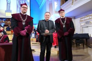 na zdjęciu prof. Tomasz Łuczak w towarzystwie p. prorektora prof. P. Pawlucia i prof. R. Witkowskiego