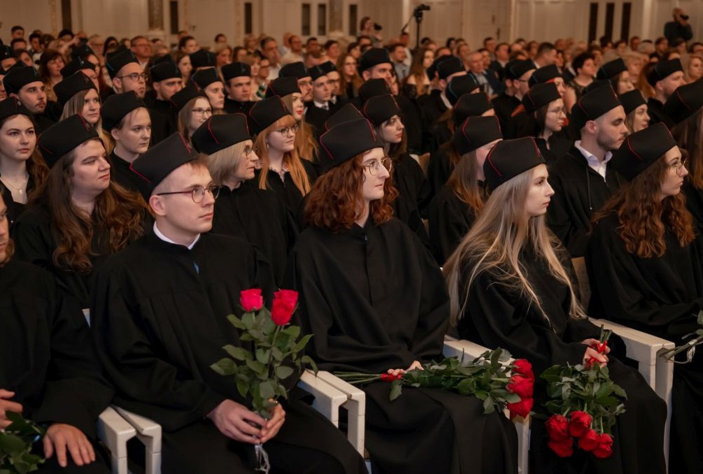 zdjęcie uczestników Absolutorim siedzących w Auli UAM