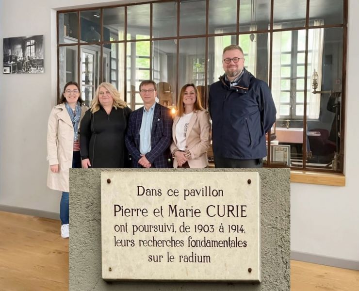 zdjęcie delegacji pod tablicą pamiątkową w Instytucie Fizyki w Paryżu