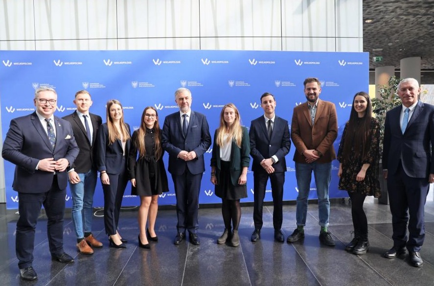 wspólne zdjęcie wszystkich laureatów z p. Marszałkiem