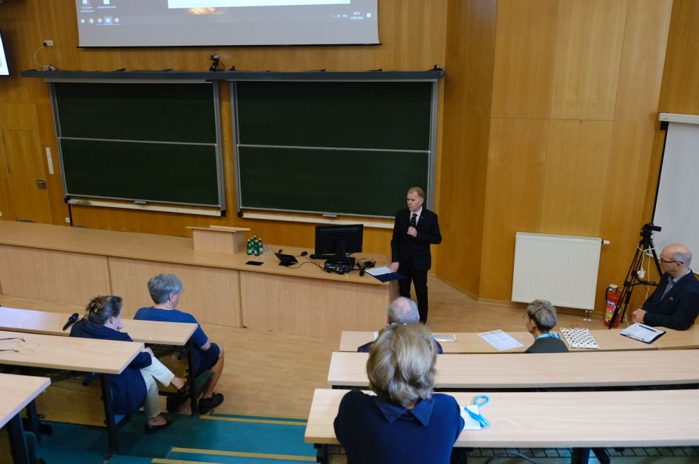 wystąpienie Dziekana W. Fizyki na konferencji