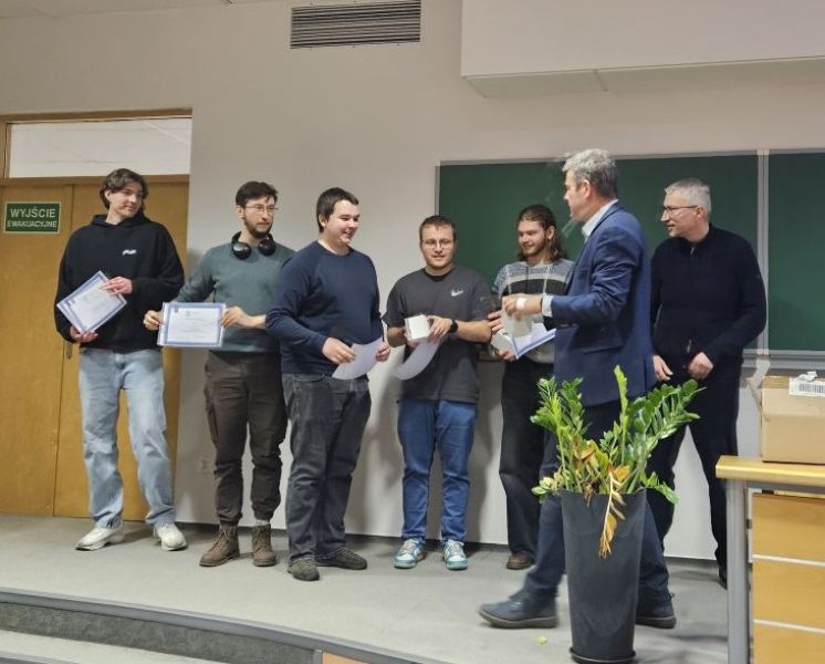 na zdjęciu uczestnicy spotkania wspólnie z prof. K. Jassemem