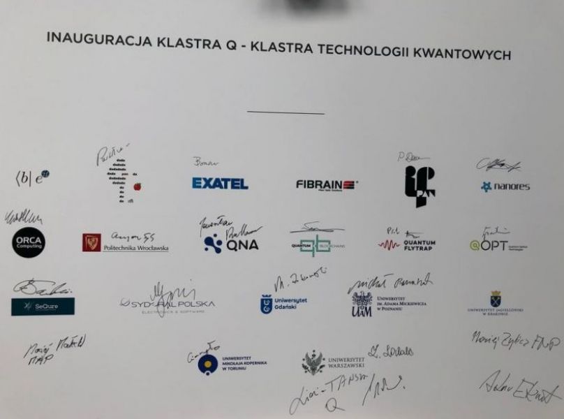 na białej planszy loga partnerów uczestniczących w uroczystości inauguracji klastra