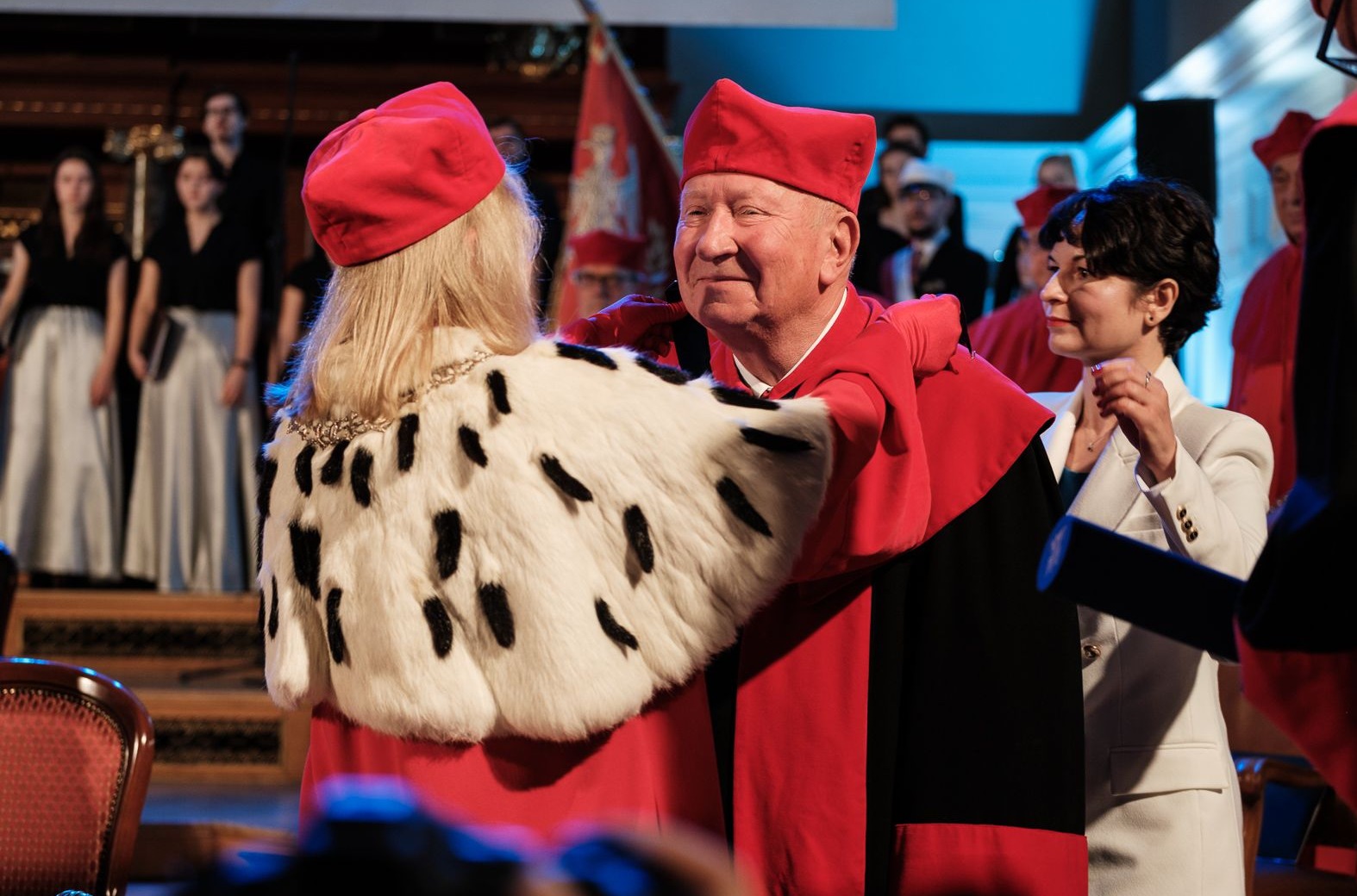 moment wręczeniadyplomu i odzaczenia prof. M. Karońskiemu