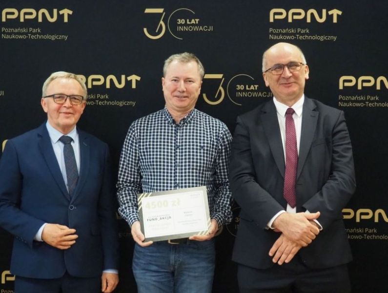 na zdjęciu laureat prof. W. Nowicki z prorektorem prof. M. banaszakiem i prezesem H. Maciejewskim.