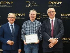na zdjęciu laureat prof. W. Nowicki z prorektorem prof. M. banaszakiem i prezesem H. Maciejewskim.