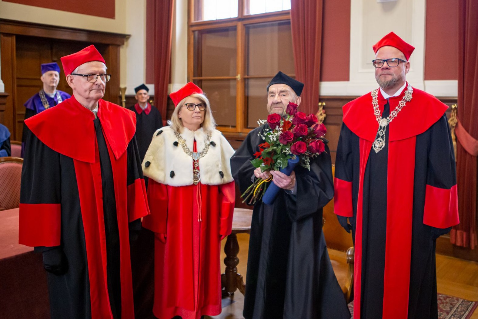 zdjęcie JM Rektor prof. Kaniewskiej i władz wydziału z prof. Drewnowskim