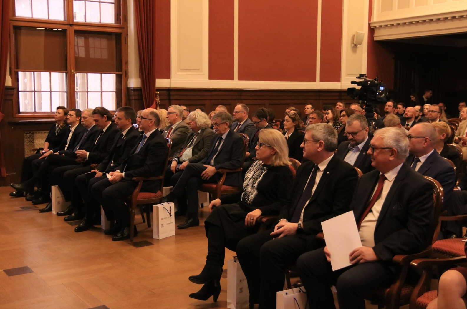 zdjęcie ministrów i gospodarzy w sali