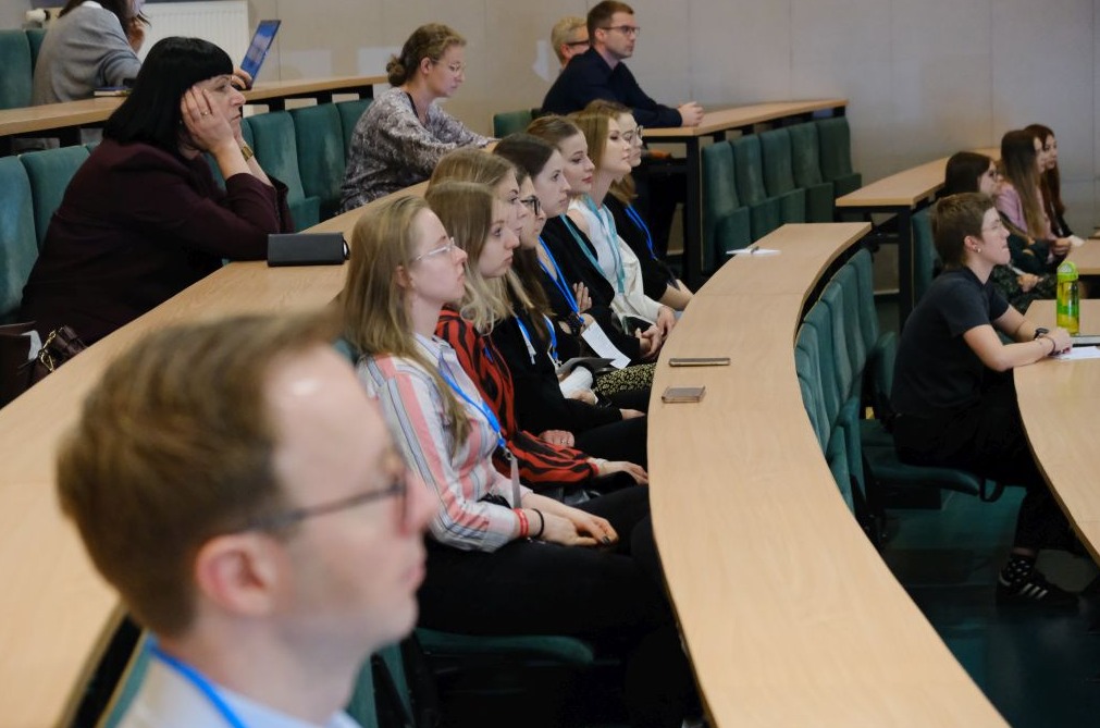 uczestnicy konferencji w sali