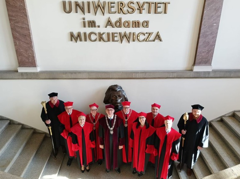 zdjęcia Dziekanów W. Fizyki i WMI z Rektorem prof. M. Banaszakiem w budynku Collegium Minus