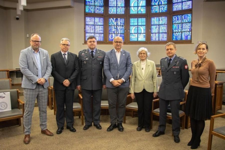 w sali Senatu UAM wspólne zdjęcie Prorektora prof. M. Banaszaka z gośćmi 