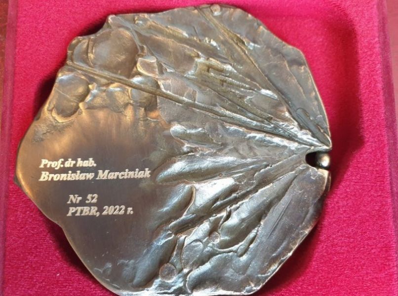 na zdjęciu widok medalu z wygrawerowanym nazwiskiem prof. Marciniaka