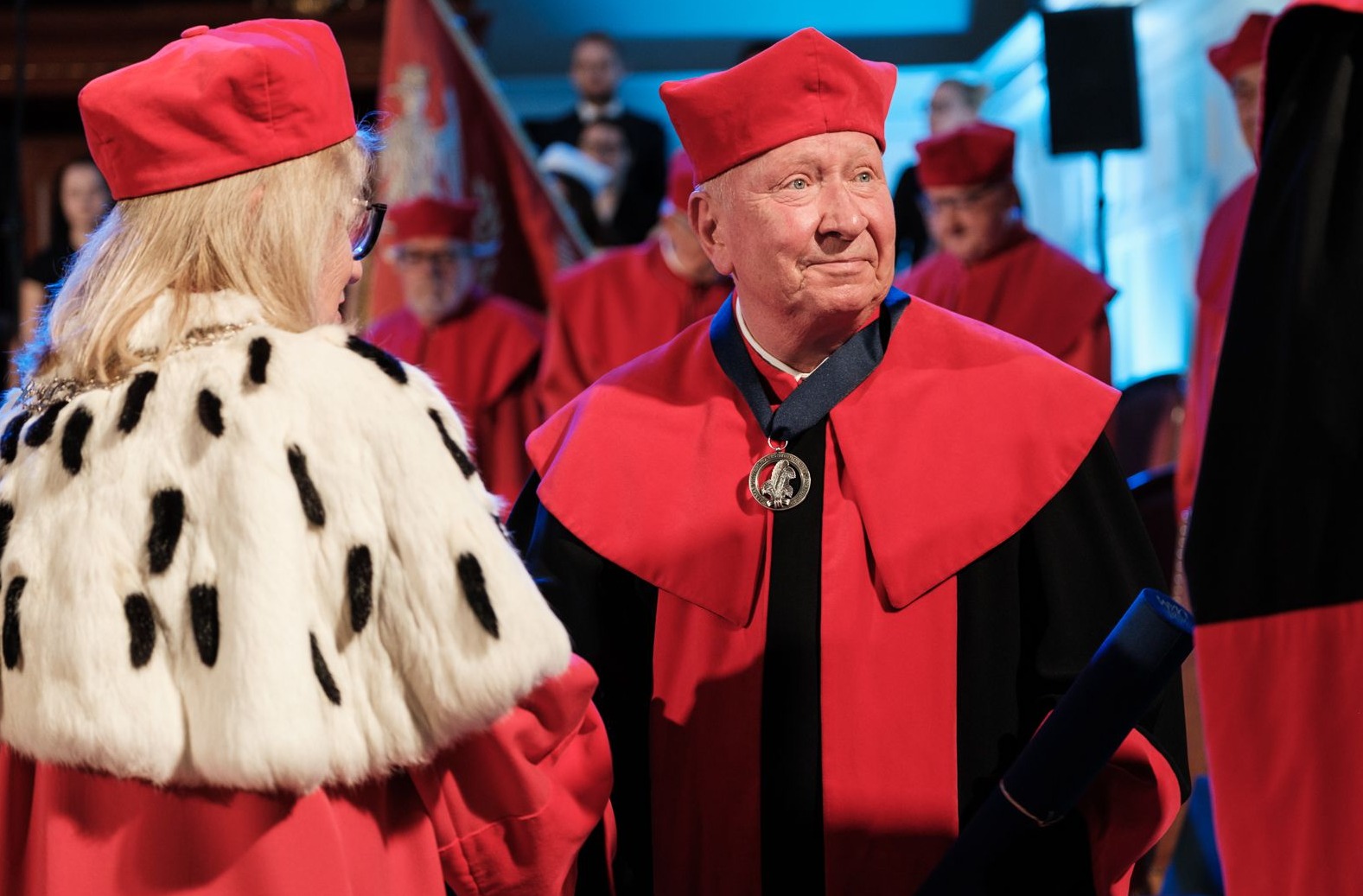 moment gratulacji nagrodzonemu medalem Palmea Universitatis Studiorum prof. M. Karońskiemu