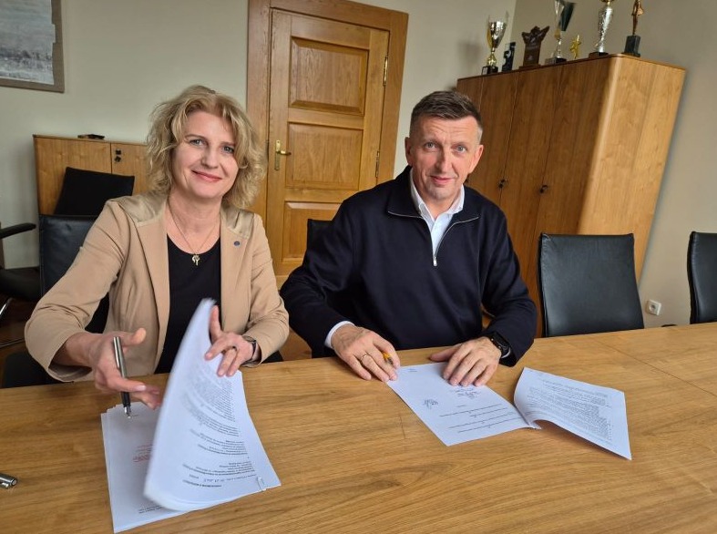 na zdjęciu dyrektor LO p. Grewling oraz p. prorektor prof. Joanna Wójcik w momencie podpisania współpracy
