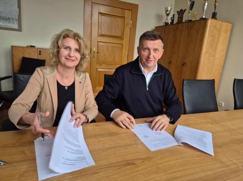 na zdjęciu dyrektor LO p. Grewling oraz p. prorektor prof. Joanna Wójcik w momencie podpisania współpracy