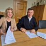 na zdjęciu dyrektor LO p. Grewling oraz p. prorektor prof. Joanna Wójcik w momencie podpisania współpracy